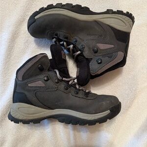 Columbia Women’s Newton Ridge Boots